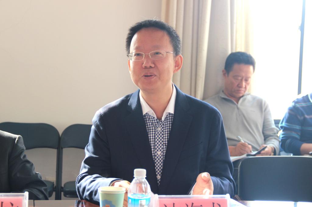 沈海龙副院长向检查组汇报我院制度建设情况