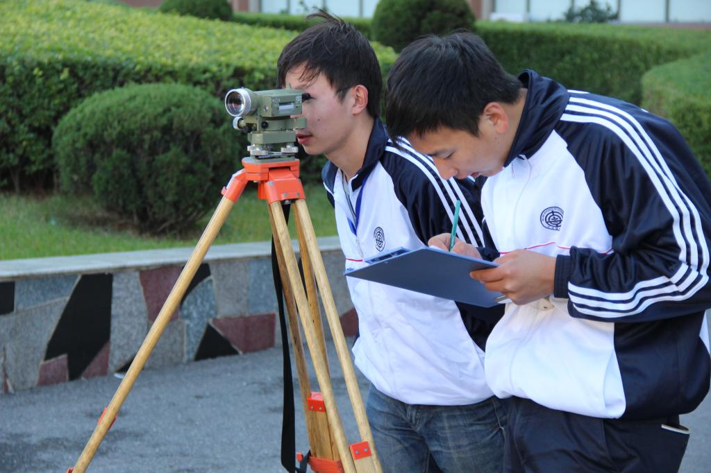 我院学生在比赛中