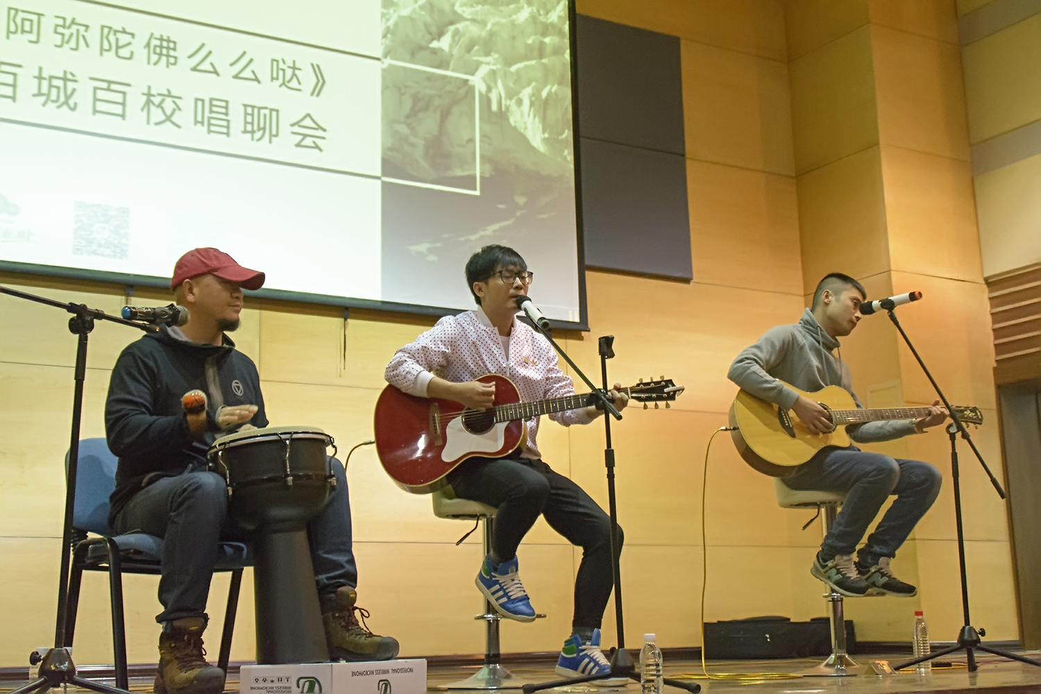 学院团委举办“民谣歌手在路上”畅聊会