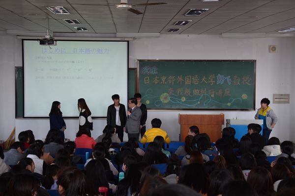 彭教授与同学们互动
