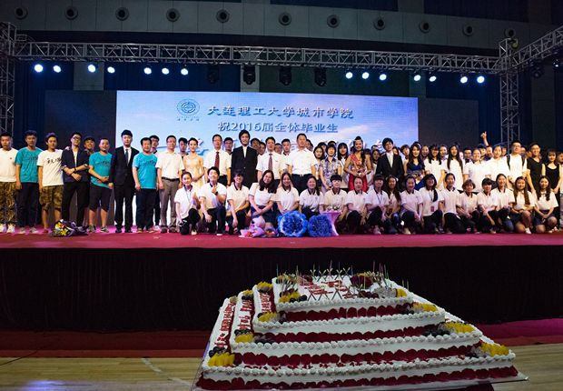 学院领导与全体演员合影留念