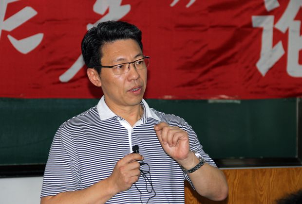 关岿然先生与大学生谈责任与担当