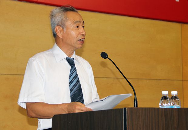 匡国柱院长宣读学院表彰决定