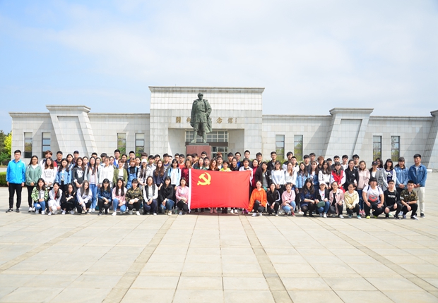同学们在关向应塑像前合影留念