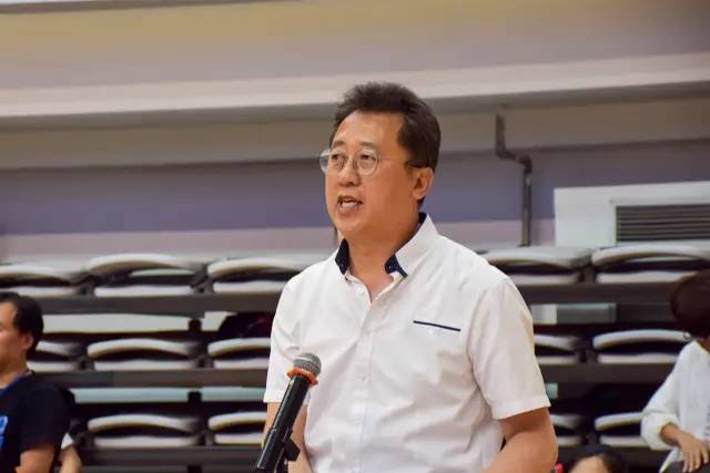 市啦啦操运动协会主席、学院党委书记郭玉铸致欢迎辞