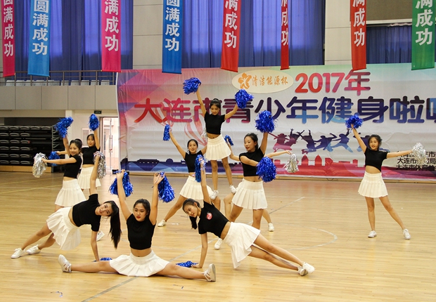 大连市商业学校代表队在比赛中