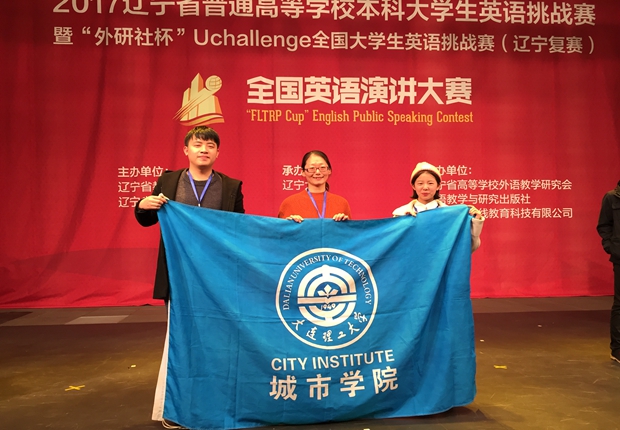 获奖学生与指导老师合影留念