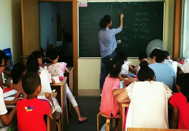 帮助外来务工人员子女辅导学业