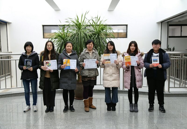 指导教师与参赛学生代表合影