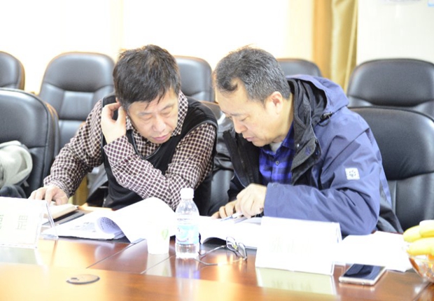 与会专家细致研究竞赛方案