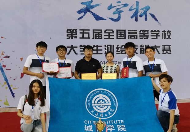 参赛团队与部分指导老师合影