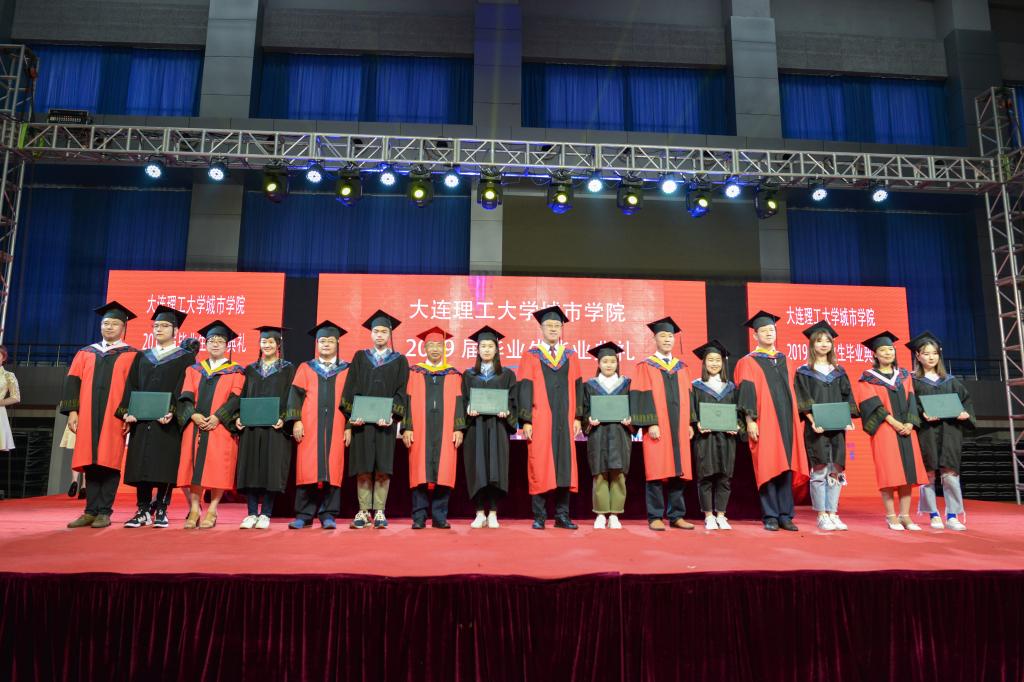 学院领导、分院领导向毕业生代表颁发学位证书